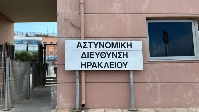 Τρεις κρατούμενοι των φυλακών Αλικαρνασσού στην Αστυνομική Διεύθυνση Ηρακλείου για τη βόμβα στα Βορίζια Τρεις κρατούμενοι των φυλακών Αλικαρνασσού στην Αστυνομική Διεύθυνση Ηρακλείου για τη βόμβα στα Βορίζια