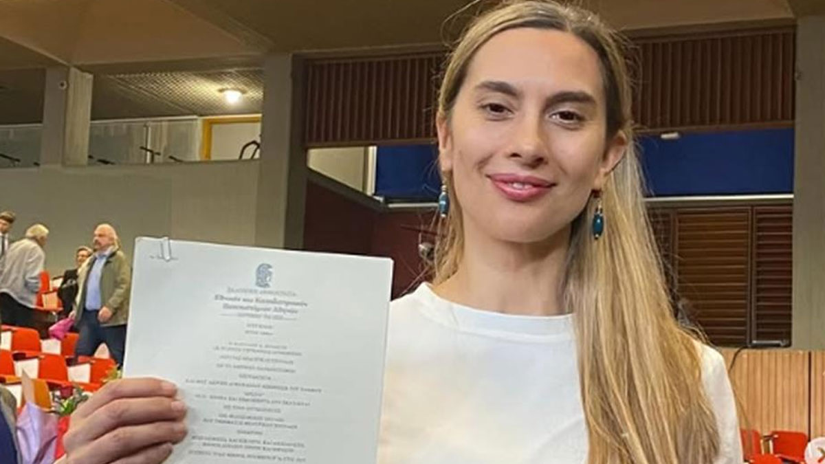 Βίκυ Βολιώτη: Πήρε το πτυχίο της από το Τμήμα Θεατρικών Σπουδών – «Κάλλιο αργά παρά ποτέ»