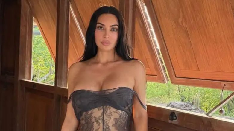 Kim Kardashian: Καυτή εμφάνιση στη θάλασσα με διάφανο φόρεμα Kim Kardashian: Καυτή εμφάνιση στη θάλασσα με διάφανο φόρεμα