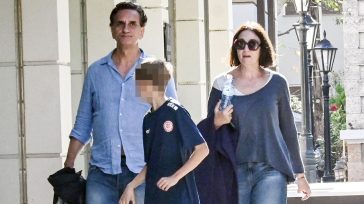 Νίκος Ψαρράς: Στο κέντρο της Κηφισιάς με τη σύζυγό του, Έλενα Καρακούλη και τον γιο τους – Φωτογραφίες