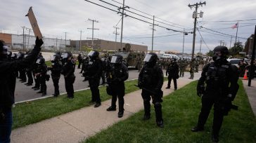 Η κυβέρνηση Τραμπ κάνει λόγο για πυρά εναντίον της αστυνομίας μετανάστευσης στο Σικάγο