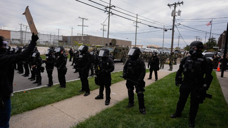 Η κυβέρνηση Τραμπ κάνει λόγο για πυρά εναντίον της αστυνομίας μετανάστευσης στο Σικάγο Η κυβέρνηση Τραμπ κάνει λόγο για πυρά εναντίον της αστυνομίας μετανάστευσης στο Σικάγο