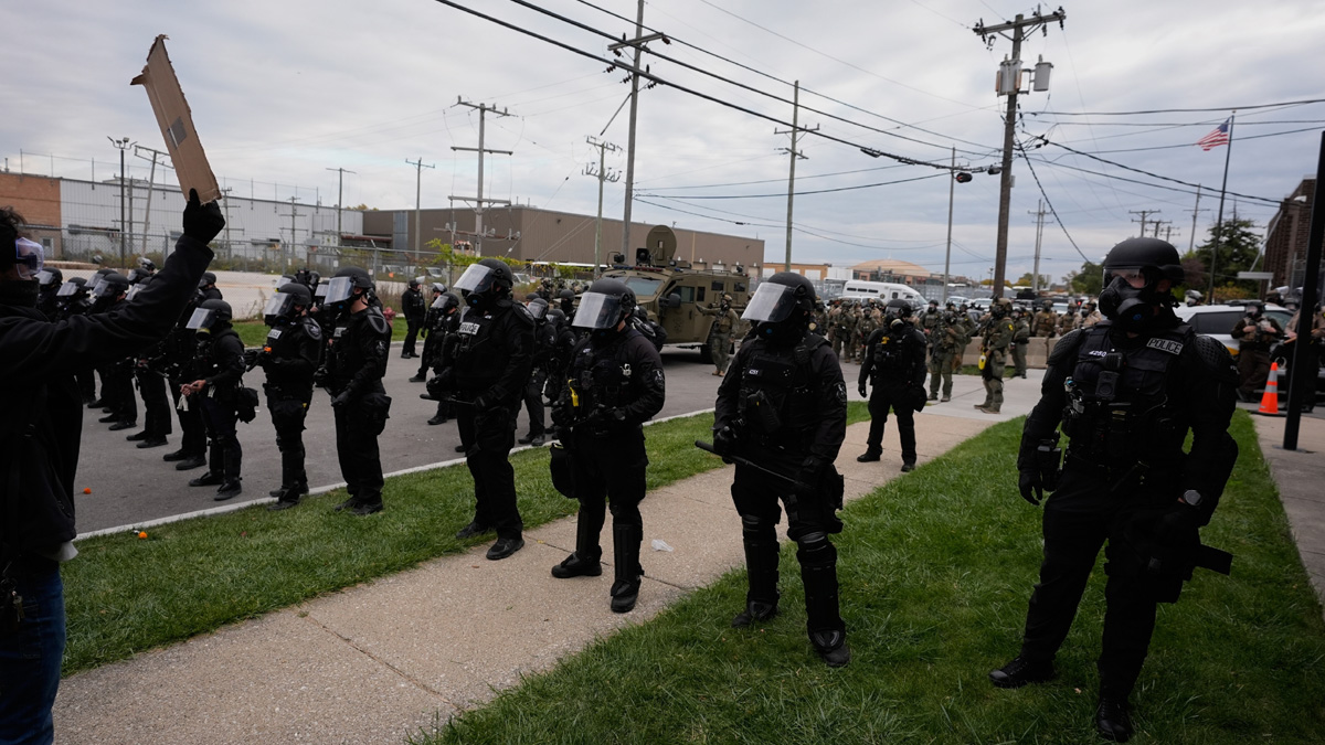 Η κυβέρνηση Τραμπ κάνει λόγο για πυρά εναντίον της αστυνομίας μετανάστευσης στο Σικάγο
