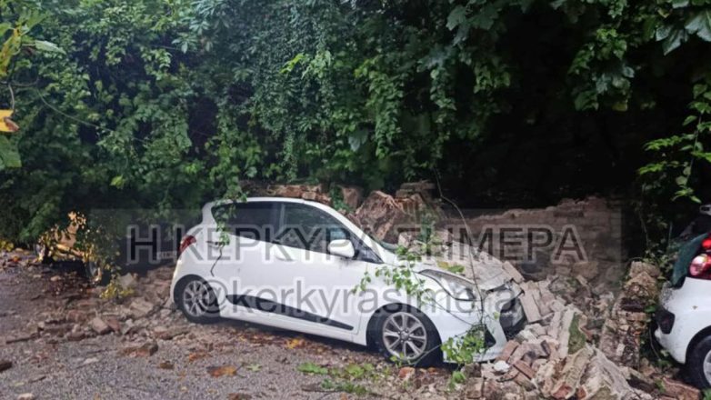 Κέρκυρα: Κατέρρευσε τοιχίο και καταπλάκωσε αυτοκίνητα λόγω της βροχόπτωσης