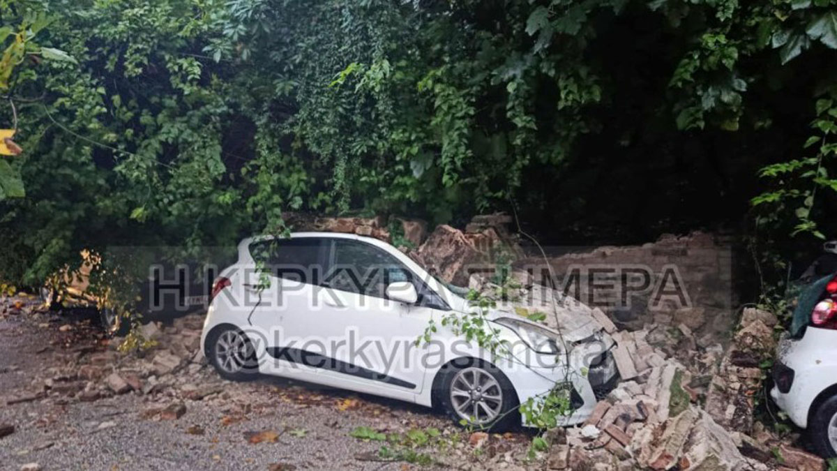 Κέρκυρα: Κατέρρευσε τοιχίο και καταπλάκωσε αυτοκίνητα λόγω της βροχόπτωσης