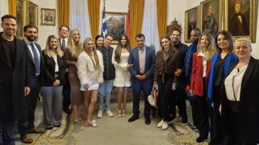 Στην Ύδρα η Κίμπερλι Γκιλφόιλ