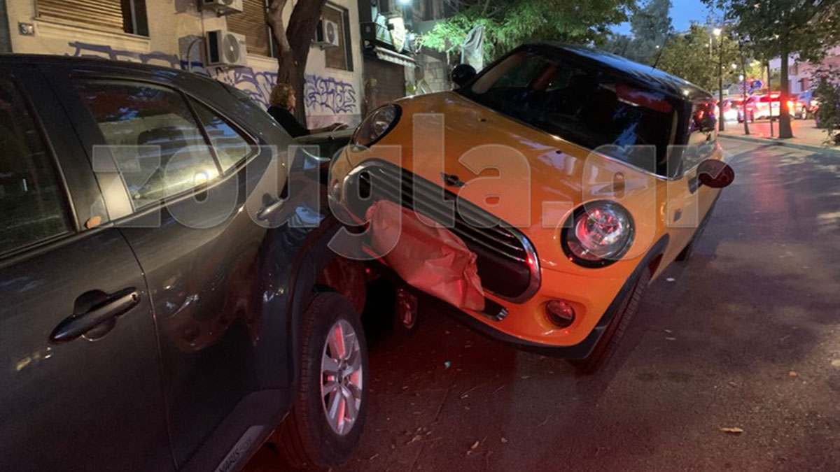 Παγκράτι: «Καβάλησε» παρκαρισμένα αυτοκίνητα, λόγω απώλειας ελέγχου του οχήματός της
