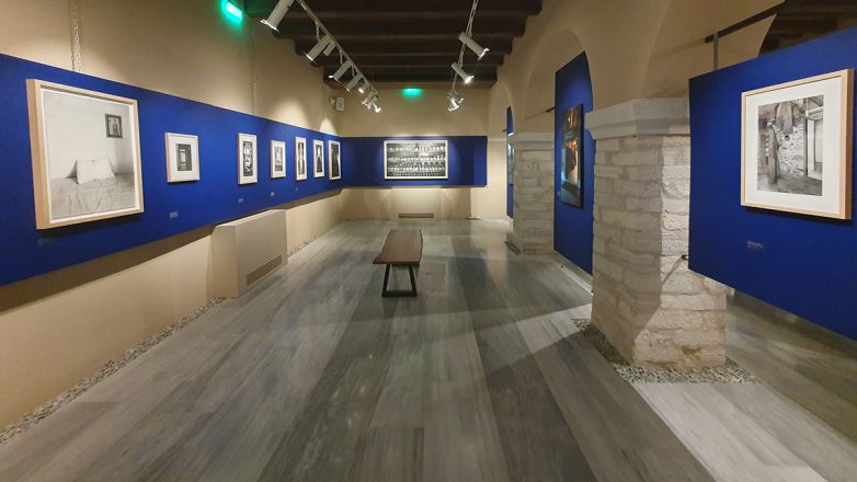 Σιωπή, φως και πίστη: Ο Γιώργος Ταξίδης ζωγραφίζει το Άγιον Όρος ως «τόπο ζωής»