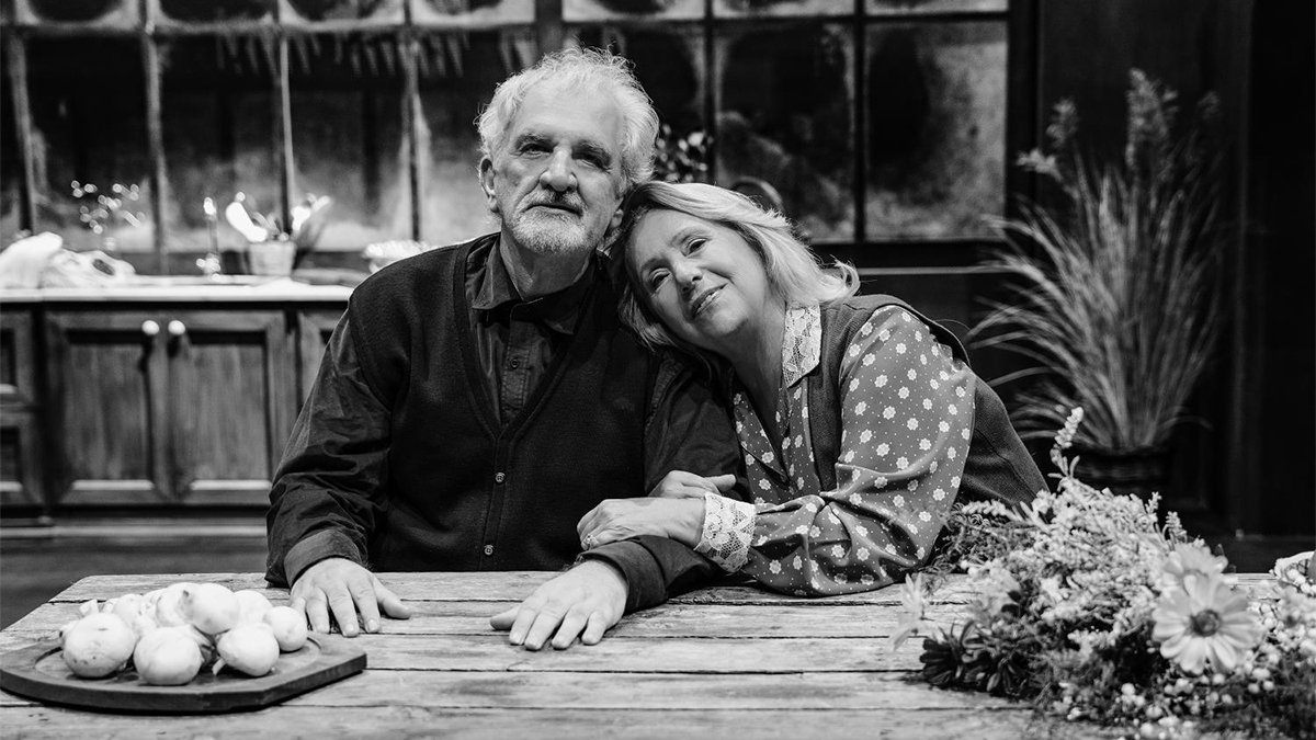 «Πριν ανοίξουμε φτερά» με τον Δημήτρη Καταλειφό – Τελευταίες παραστάσεις στην Αθήνα