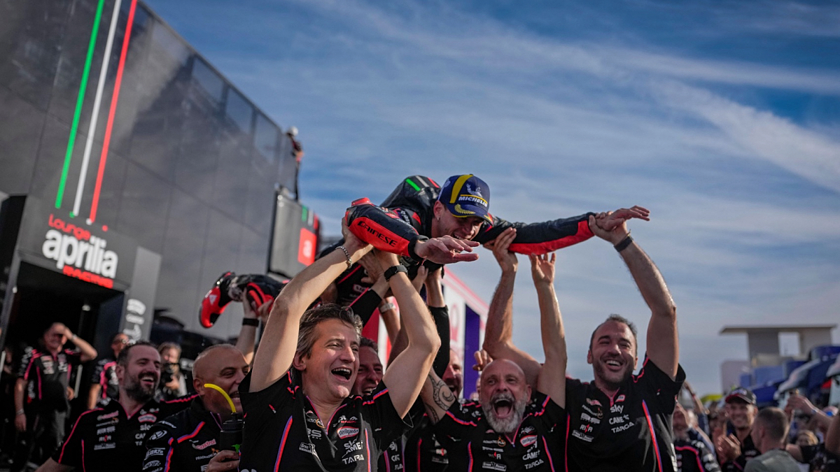 Ο Bezzecchi ξεφεύγει μπροστά και νικάει τους Marquez και Acosta στο MotoGP του Portimao