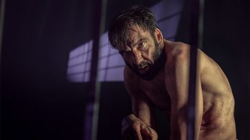 «Σκότωσα τον νταή του απαρτχάιντ – Δημήτρης Τσαφέντας» για δεύτερη χρονιά, με τον Νίκο Ιωαννίδη στο θέατρο Αλκμήνη