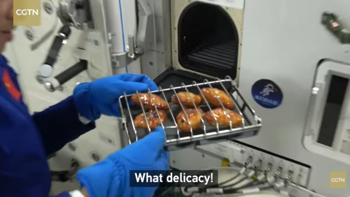 «Μπάρμπεκιου» στο διάστημα έστησαν Κινέζοι αστροναύτες