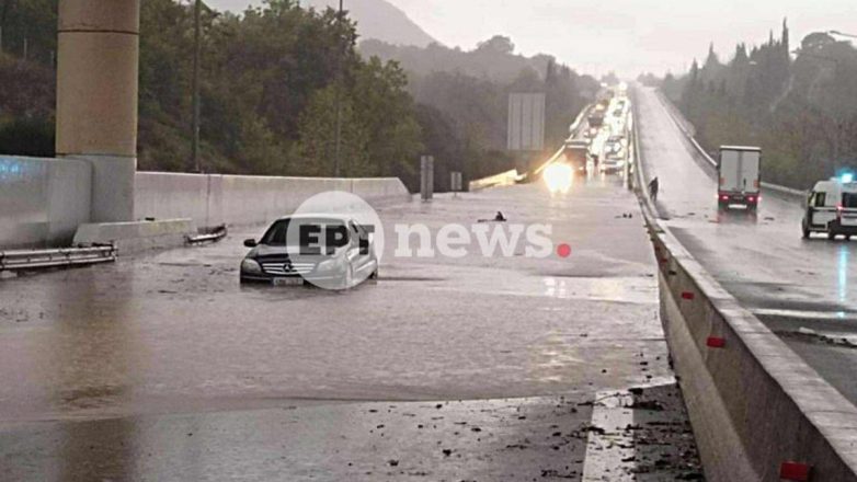 Kακοκαιρία: Έκλεισε ο αυτοκινητόδρομος «Μορέας» λόγω υπερχείλισης ρέματος