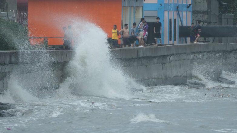 Τρόμος από τα πελώρια κύματα από τον τυφώνα Φουνγκ-γουόνγκ στις Φιλιπππίνες Τρόμος από τα πελώρια κύματα από τον τυφώνα Φουνγκ-γουόνγκ στις Φιλιπππίνες