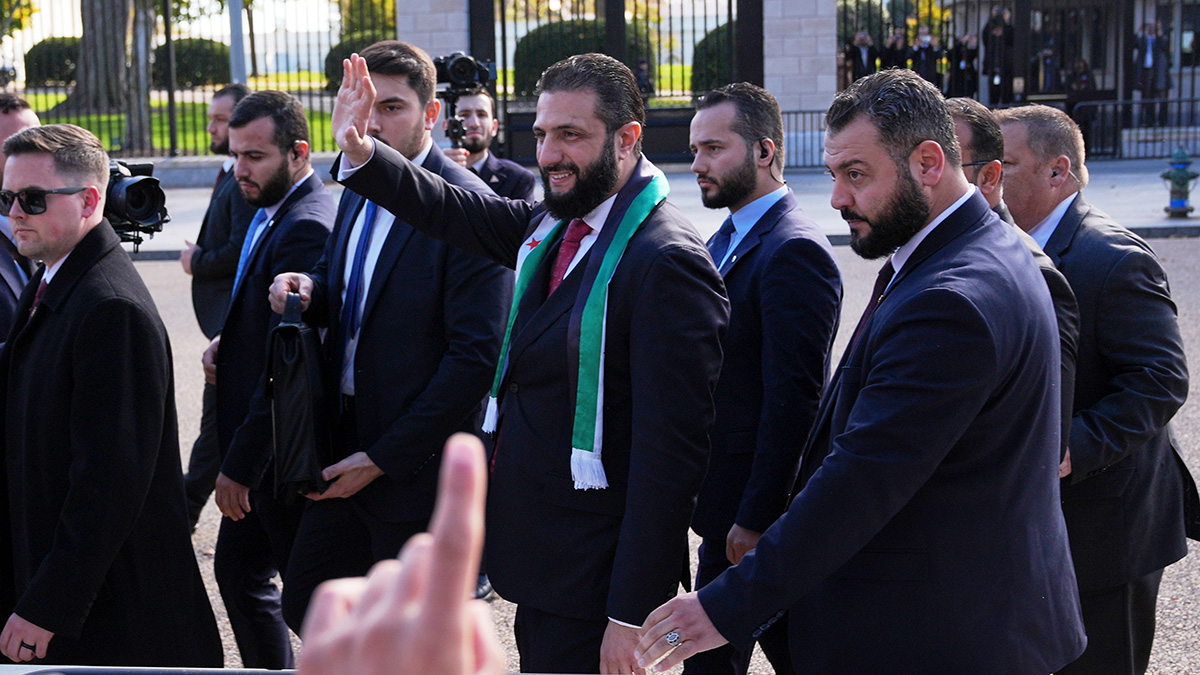 Σε εξέλιξη η συνάντηση Τραμπ – Αλ Σάρα στον Λευκό Οίκο