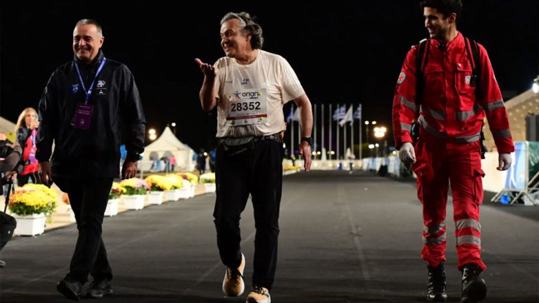 Ο συγκινητικός τερματισμός του τελευταίου δρομέα στον Μαραθώνιο της Αθήνας Ο συγκινητικός τερματισμός του τελευταίου δρομέα στον Μαραθώνιο της Αθήνας