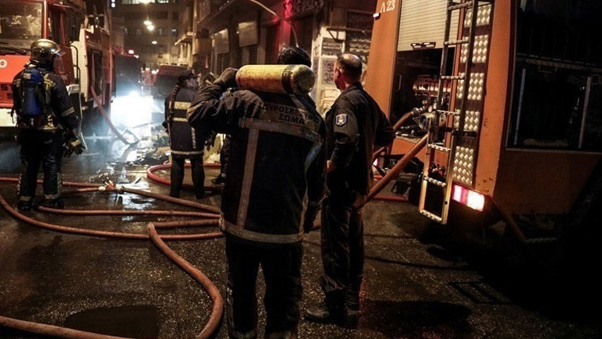 Πυρκαγιά σε εγκαταλελειμμένο κτήριο στο κέντρο της Αθήνας