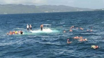 Βυθίστηκε το καταμαράν με το οποίο ταξίδευαν και βρέθηκαν στη θάλασσα