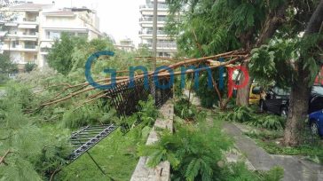 Ανεμοθύελλα χτυπά την Πάτρα και σηκώνει στον αέρα τραπέζια, καρέκλες και ομπρέλες