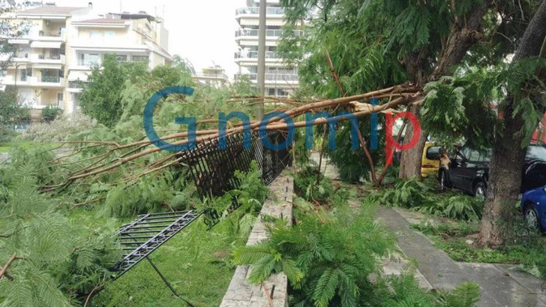 Ανεμοθύελλα χτυπά την Πάτρα και σηκώνει στον αέρα τραπέζια, καρέκλες και ομπρέλες