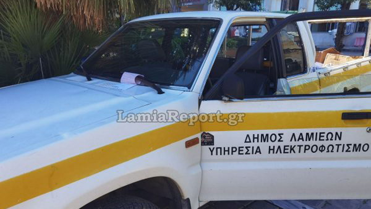 Λαμία: Έκοψαν κλήσεις στα αυτοκίνητα του Δήμου που ήταν στην πλατεία για τον Χριστουγεννιάτικο στολισμό
