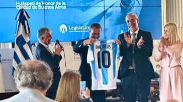 Ο Γιώργος Νταλάρας στην Αργεντινή: Του χάρισαν τη φανέλα με το νούμερο «10»