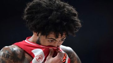 Ο Ολυμπιακός νίκησε άνετα με 95-78 τη Ζαλγκίρις, αλλά έχασε και πάλι τον Έβανς