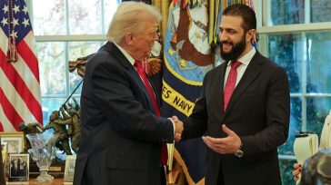 Donald Trump: «Ψεκάζει» τους καλεσμένους του με το άρωμα «Victory 45-47» που φέρει την υπογραφή του