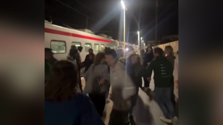 Ιταλία: Διασκέδασαν χορεύοντας την πολύωρη καθυστέρηση του τρένου Ιταλία: Διασκέδασαν χορεύοντας την πολύωρη καθυστέρηση του τρένου