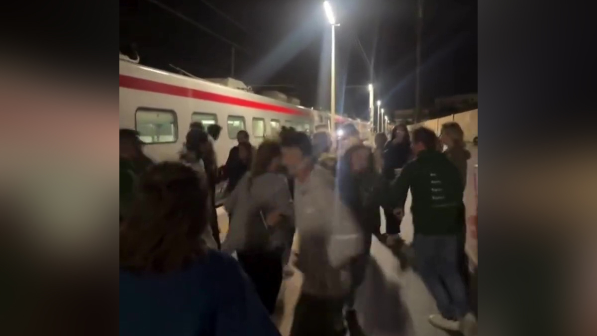 Ιταλία: Διασκέδασαν χορεύοντας την πολύωρη καθυστέρηση του τρένου