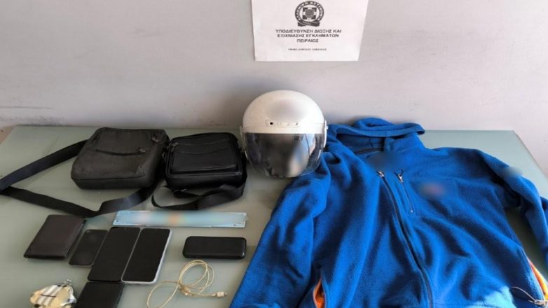 Πειραιάς: Χειροπέδες σε ληστή που έσερνε τα θύματά του στο οδόστρωμα Πειραιάς: Χειροπέδες σε ληστή που έσερνε τα θύματά του στο οδόστρωμα