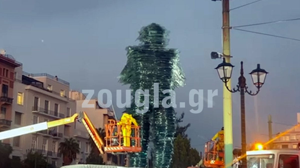 Ο καθαρισμός του γλυπτού του «Δρομέα» στο κέντρο της Αθήνας