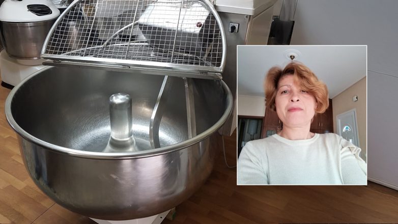 «Κάθε μέρα καθάριζε τον κύλινδρο αλλά σήμερα πιάστηκε το φουλάρι της και έγινε θηλιά» «Κάθε μέρα καθάριζε τον κύλινδρο αλλά σήμερα πιάστηκε το φουλάρι της και έγινε θηλιά»