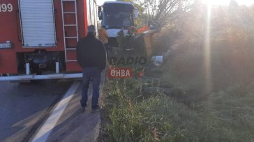 Σφοδρή σύγκρουση λεωφορείου με αγροτικό – Δύο τραυματίες