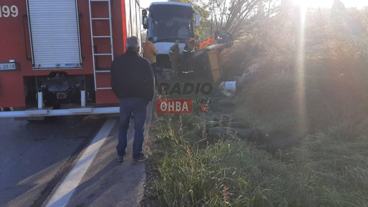 Σφοδρή σύγκρουση λεωφορείου με αγροτικό – Δύο τραυματίες