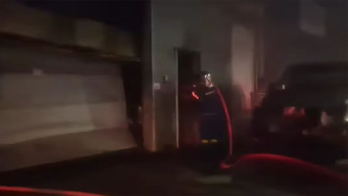 Πάτρα: Υπό μερικό έλεγχο η φωτιά σε βιομηχανικό χώρο στα Δεμένικα