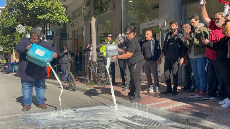 Έχυσαν γάλα έξω από το γραφείο του υπουργού οι κτηνοτρόφοι Έχυσαν γάλα έξω από το γραφείο του υπουργού οι κτηνοτρόφοι