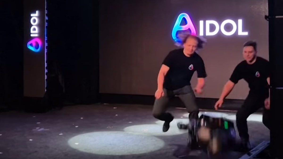 Aτύχημα στη σκηνή για το εξελιγμένο ανθρωποειδές ρομπότ της Ρωσίας, «Aidol»