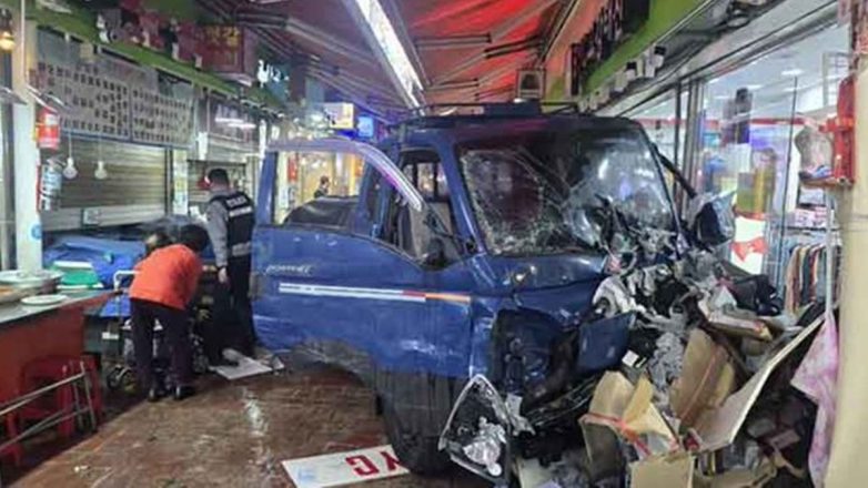 Κορέα: «Τρελό φορτηγό» αιματοκύλησε κεντρική αγορά Κορέα: «Τρελό φορτηγό» αιματοκύλησε κεντρική αγορά