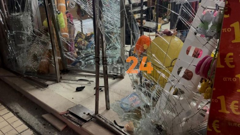 Ηράκλειο: Αυτοκίνητο «καρφώθηκε» σε βιτρίνα καταστήματος Ηράκλειο: Αυτοκίνητο «καρφώθηκε» σε βιτρίνα καταστήματος