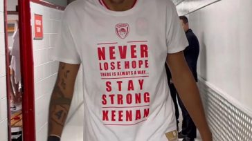 Αρμάνι-Ολυμπιακός: Με φανέλες Έβανς στο ζέσταμα οι παίκτες των Πειραιωτών – «Ποτέ μη χάνεις την ελπίδα, μείνε δυνατός»