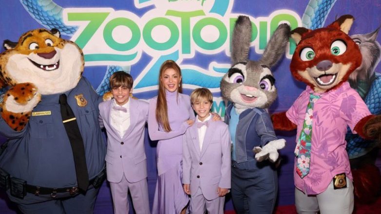 Shakira: Ασορτί εμφάνιση στο κόκκινο χαλί με τους δύο γιους της