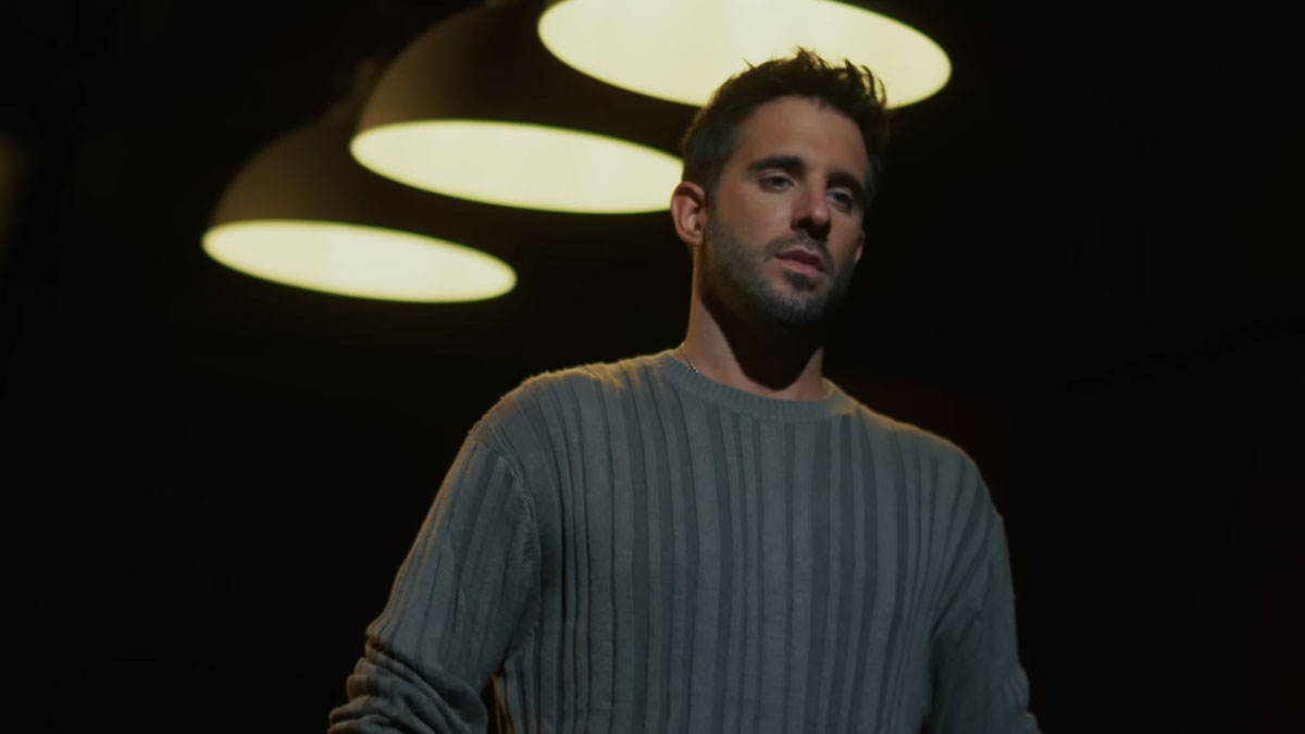 Γιώργος Λιβάνης: To ατμοσφαιρικό & ανατρεπτικό video της viral επιτυχίας «Εκδοχή»