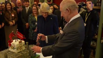 Τούρτα σε μορφή κάστρου έκοψε ο Κάρολος για τα γενέθλιά του