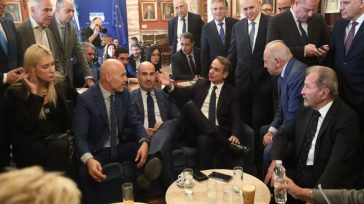Πολιτικό «μασάζ» του Κυριάκου Μητσοτάκη σε βουλευτές της ΝΔ στο εντευκτήριο της Βουλής