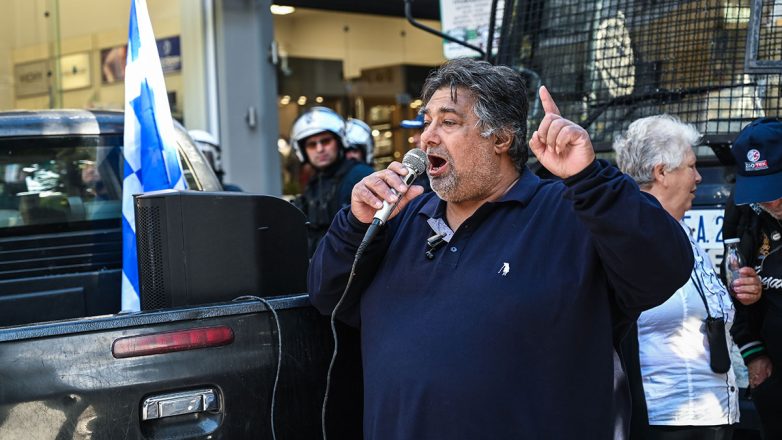 Λάρισα: Σε απεργία πείνας κτηνοτρόφος έξω από το γραφείο του Χρ. Κέλλα