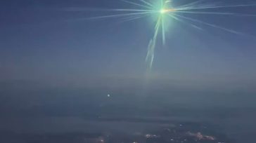 Εντυπωσιακό βίντεο με μπάλα πράσινης φωτιάς να πετάει πάνω από τον ουρανό της Μόσχας