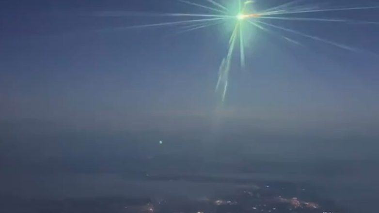 Εντυπωσιακό βίντεο με μπάλα πράσινης φωτιάς να πετάει πάνω από τον ουρανό της Μόσχας Εντυπωσιακό βίντεο με μπάλα πράσινης φωτιάς να πετάει πάνω από τον ουρανό της Μόσχας