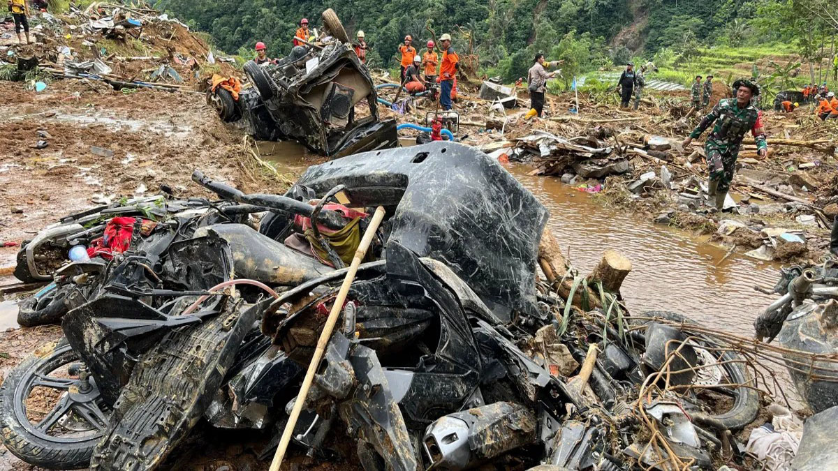 Ινδονησία: Δυο νεκροί και τουλάχιστον 21 αγνοούμενοι εξαιτίας κατολίσθησης