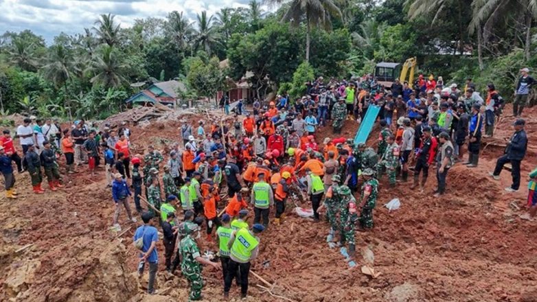 Ινδονησία: 11 νεκροί και 12 αγνοούμενοι από κατολίσθηση Ινδονησία: 11 νεκροί και 12 αγνοούμενοι από κατολίσθηση